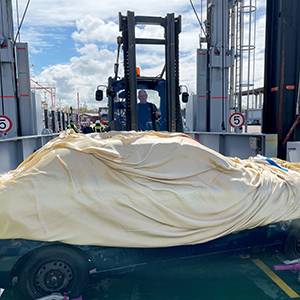 E-Auto mit Jutec Brandbegrenzungsdecke wird abtransportiert