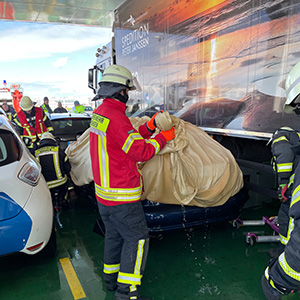Nasse Jutec Brandbegrenzungsdecke wird von E-Auto gezogen