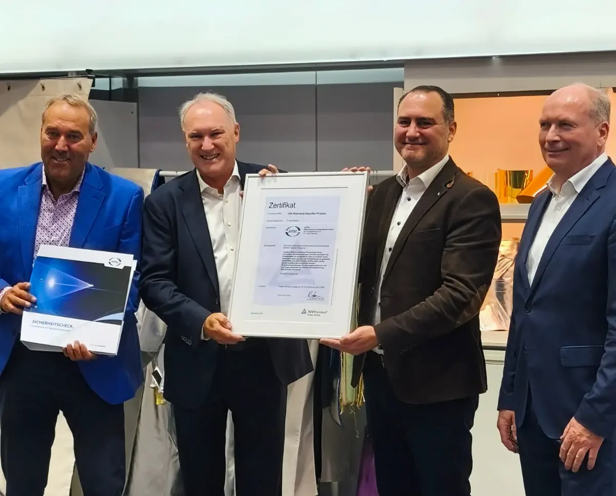 TÜV Rheinland übergibt an JUTEC das Zertifikat für das zertifizierte Beratungskonzept Sicherheitscheck" für Laserschutz