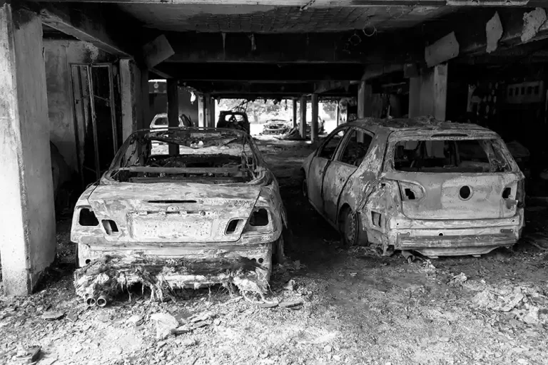 Ausgebrannte Tiefgarage mit Autos