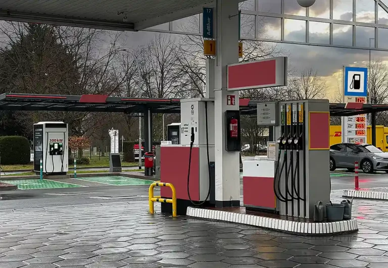 E-Ladestation auf einer Tankstelle